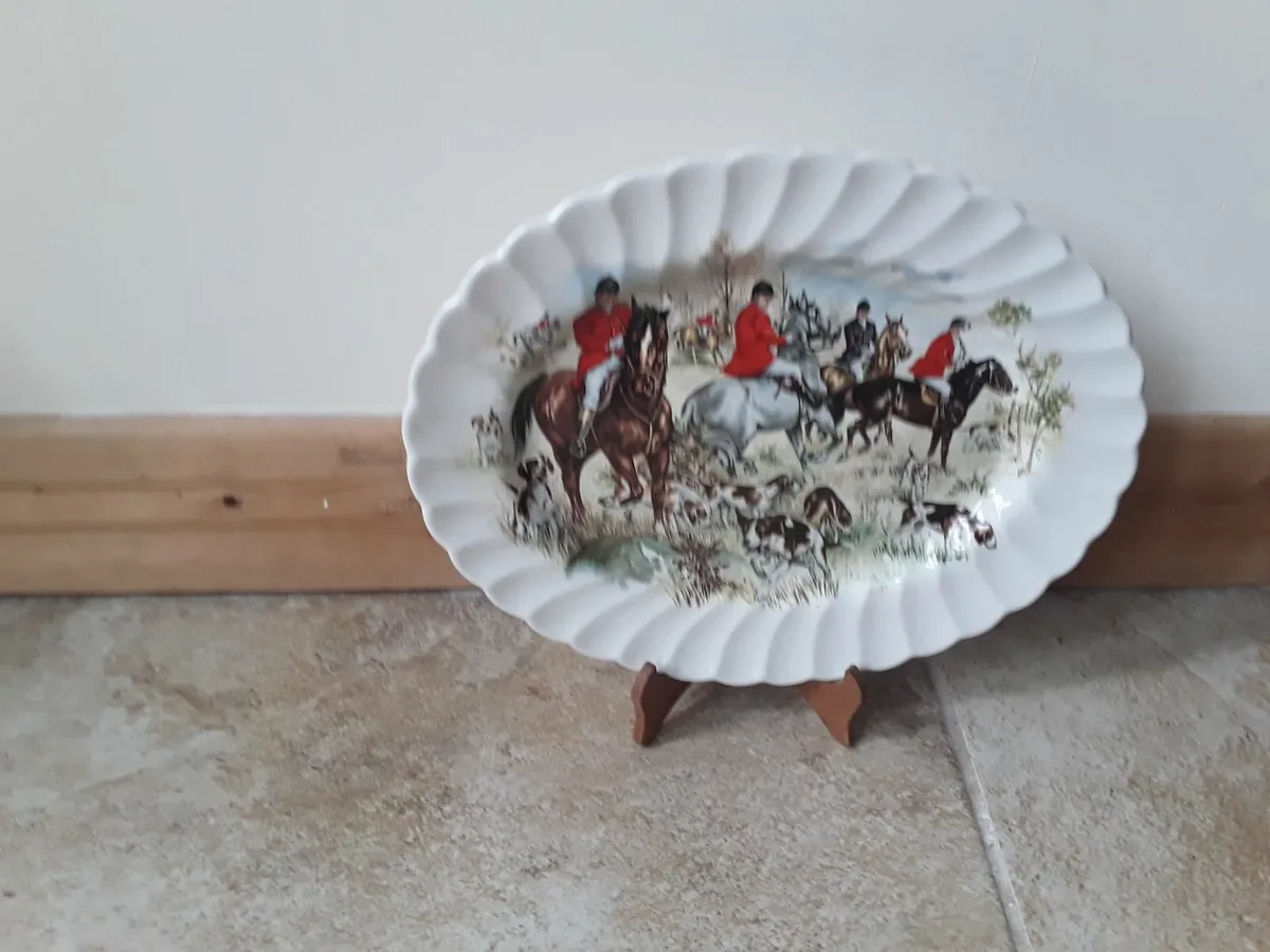 Lovely ceramic wall plate with bracket - Image 1