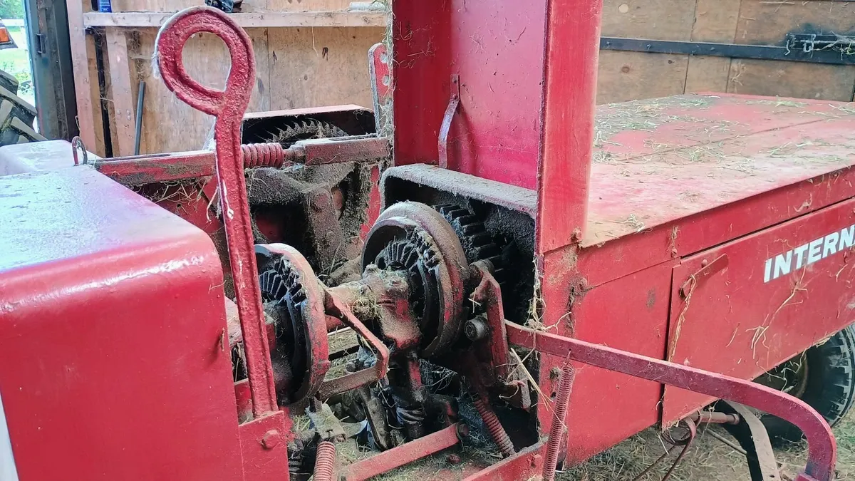 International 440 Square Baler - Image 4