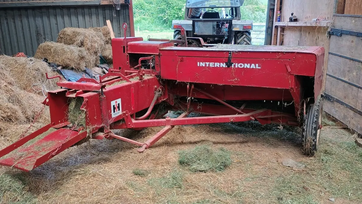 International 440 Square Baler - Image 1