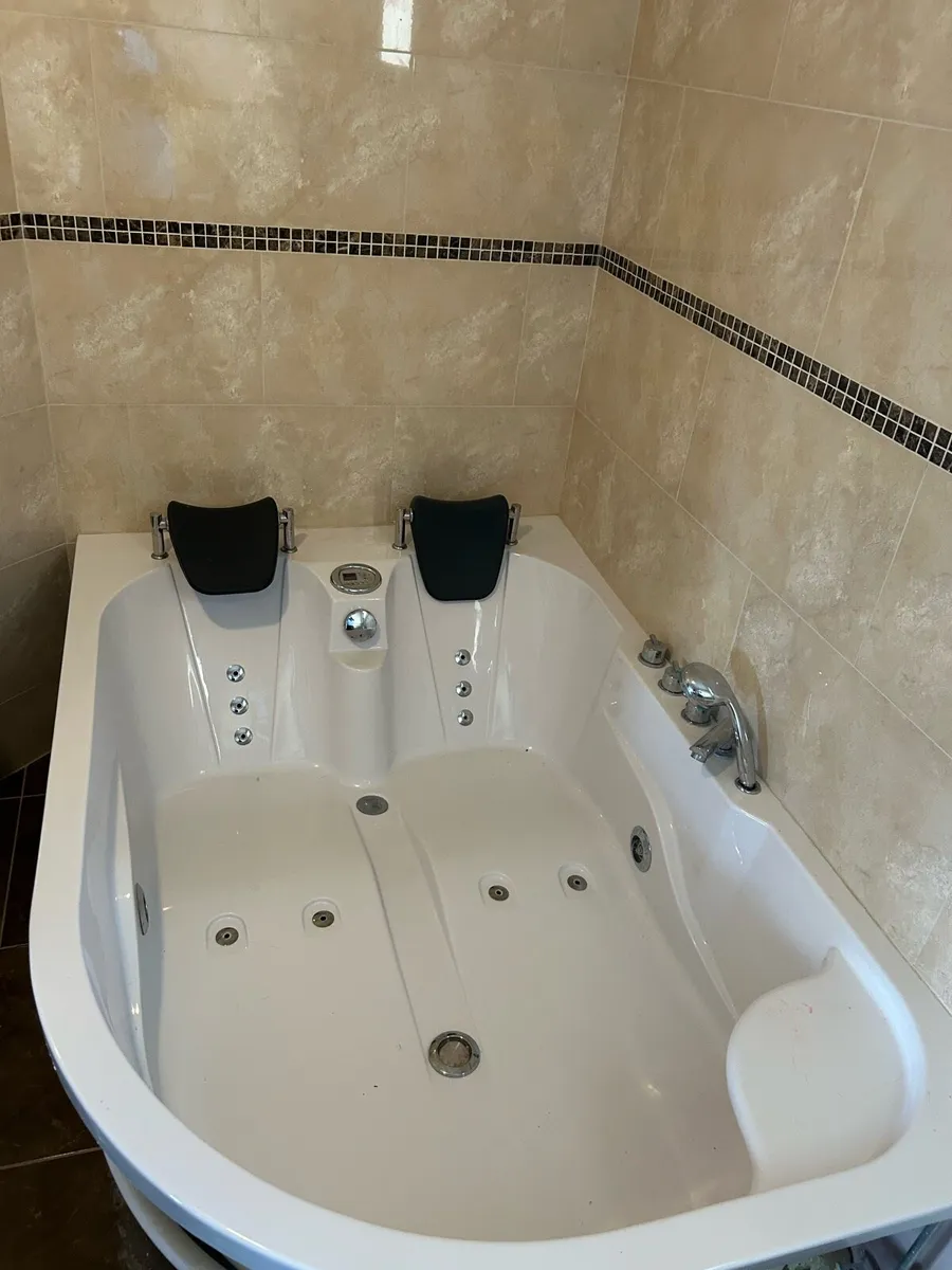 Jacuzzi Bath - Image 1