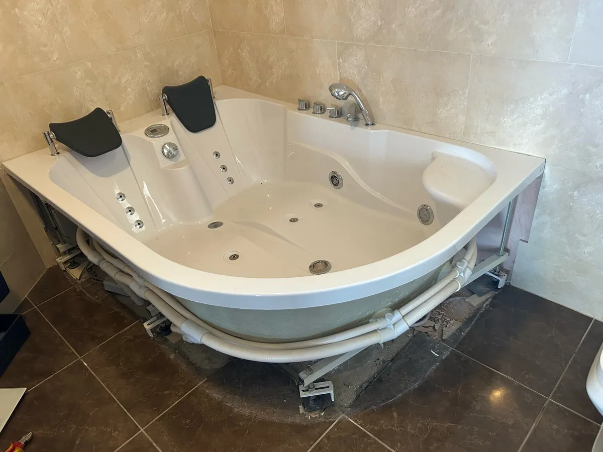 Jacuzzi Bath - Image 2