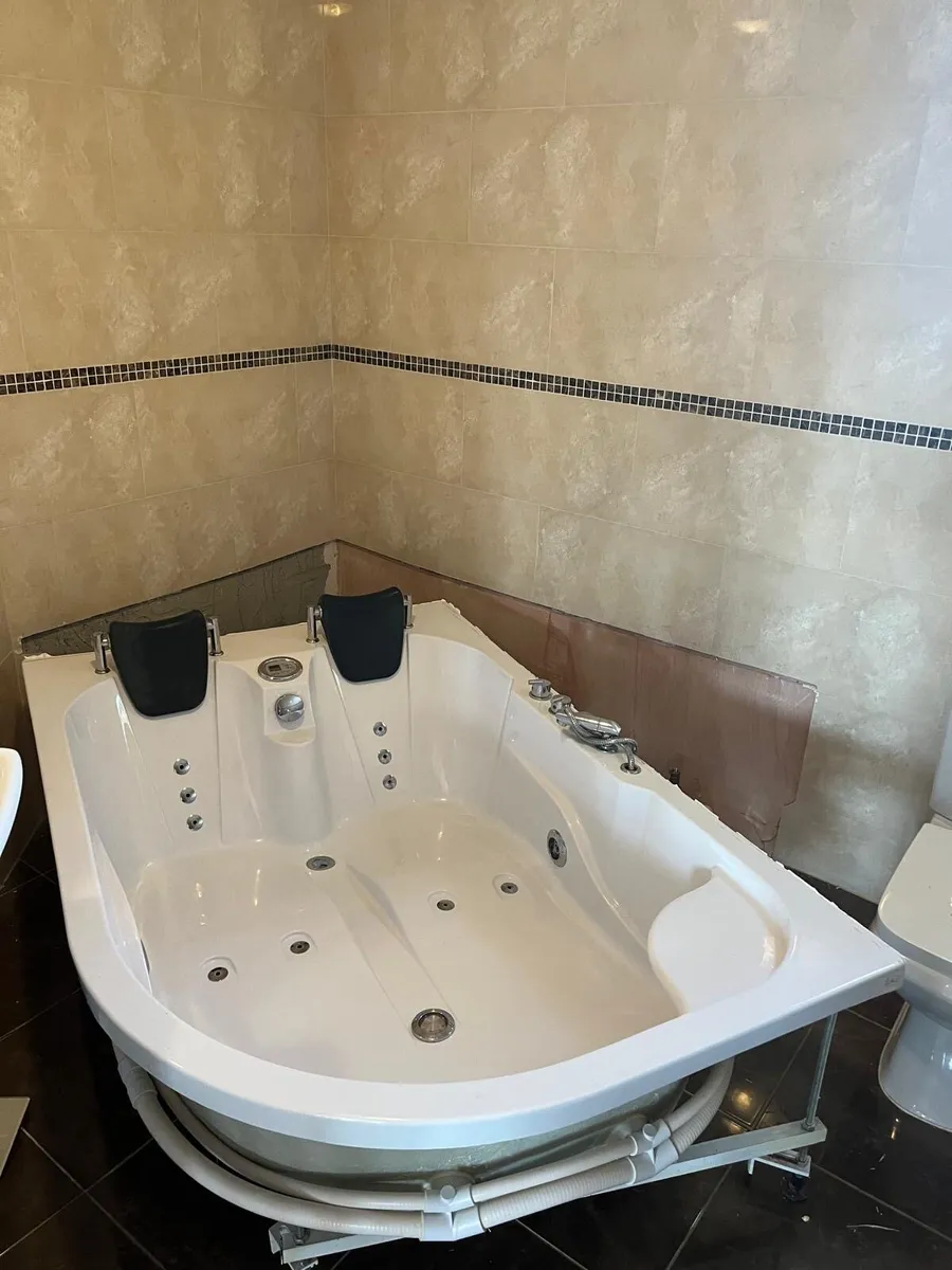 Jacuzzi Bath - Image 3