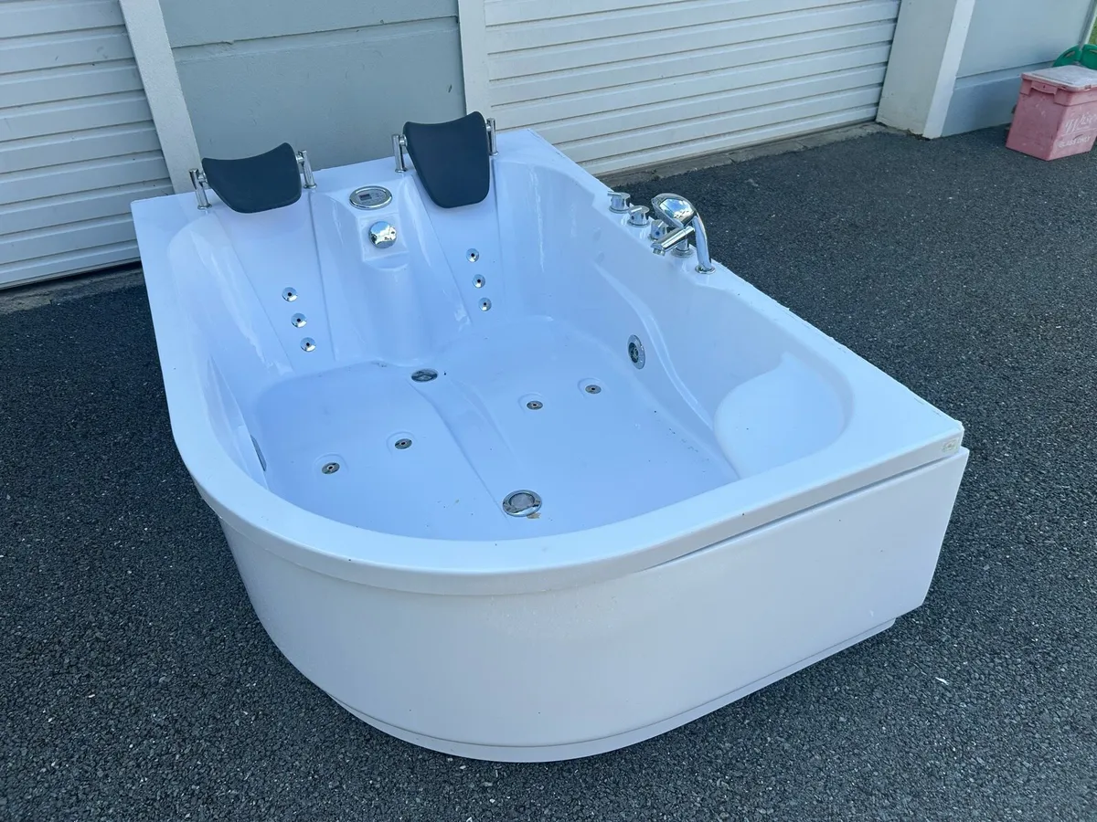 Jacuzzi Bath - Image 4