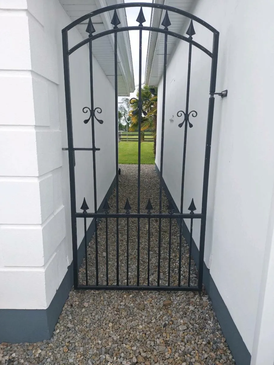 Side entrance gate