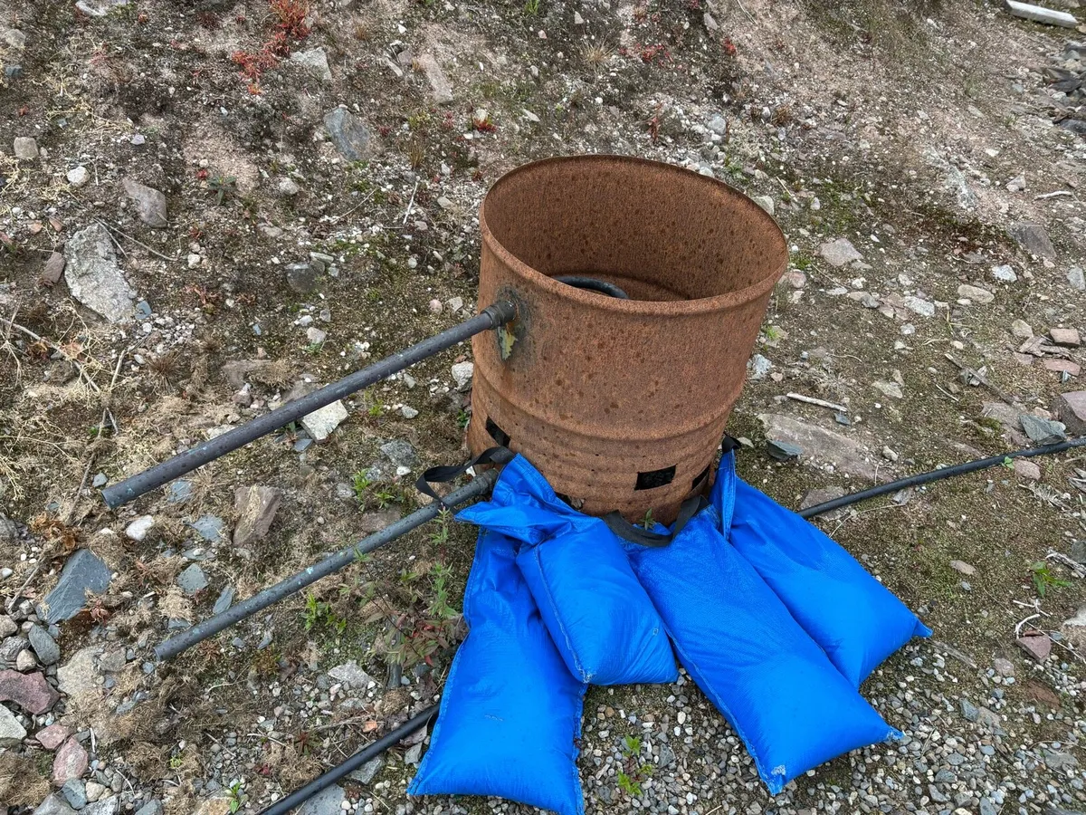 Old large whiskey Barrel hot tub - Image 1