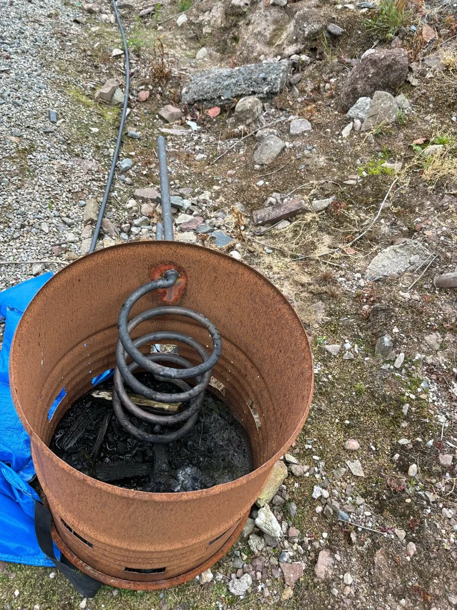 Old large whiskey Barrel hot tub - Image 2