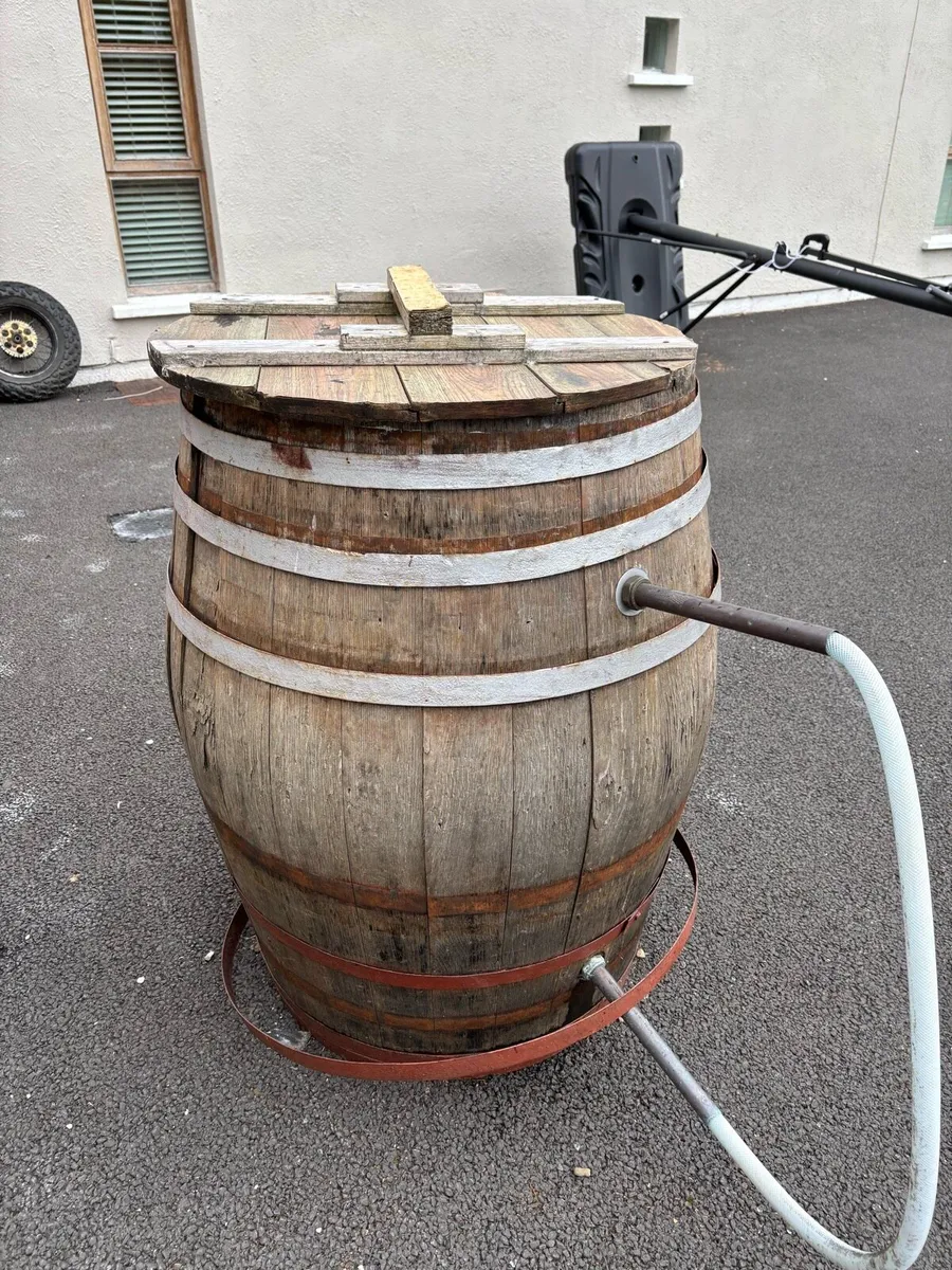 Old large whiskey Barrel hot tub - Image 3