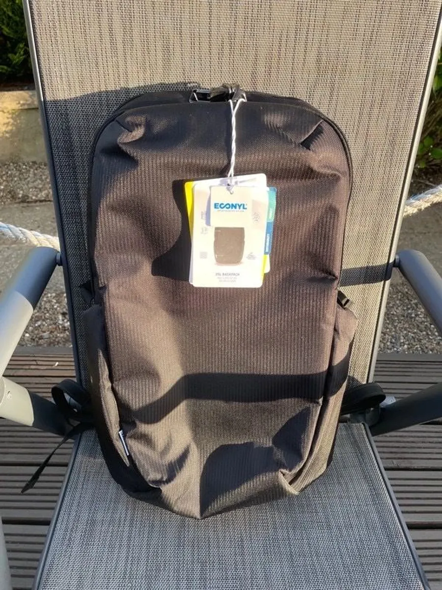 Pacsafe Vibe anti-theft 25l backpack 180 euro retail, made from recycled fishing nets - Image 1