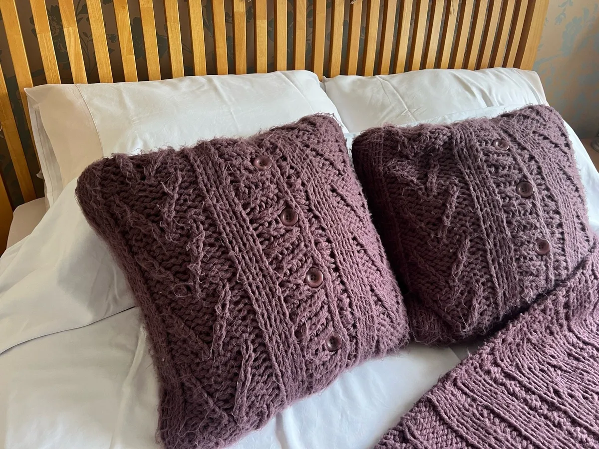 Chunky knit throw & 2 cushions (Laura Ashley) - Image 2
