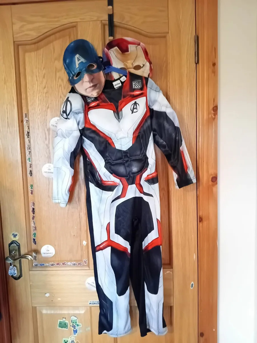 Kids dressing up costumes - Image 2