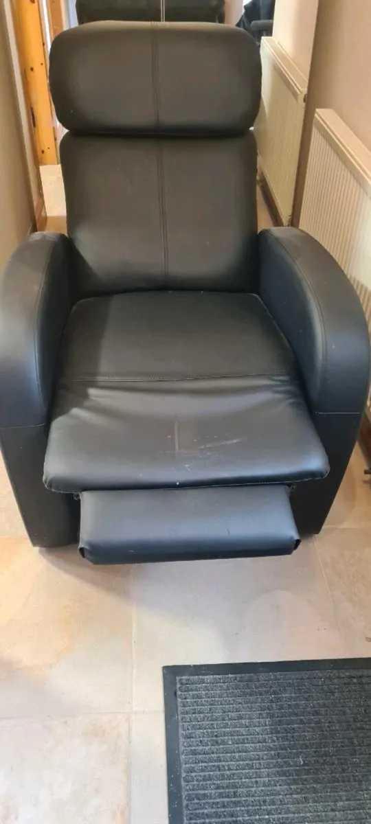 Black recliner chair - Image 2