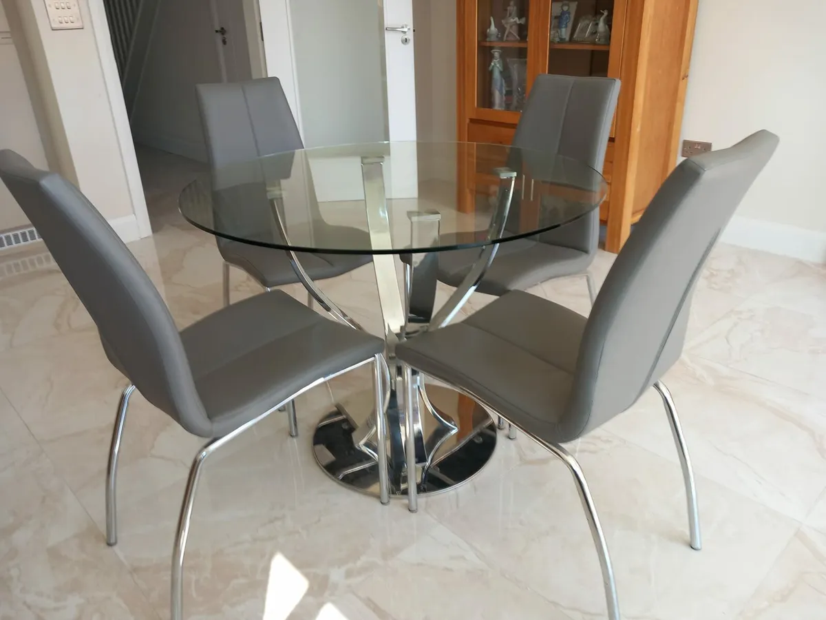 Table and chairs - Image 2