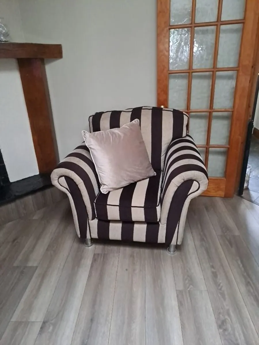 2 Seater sofa and 2 arm chairs - Image 1