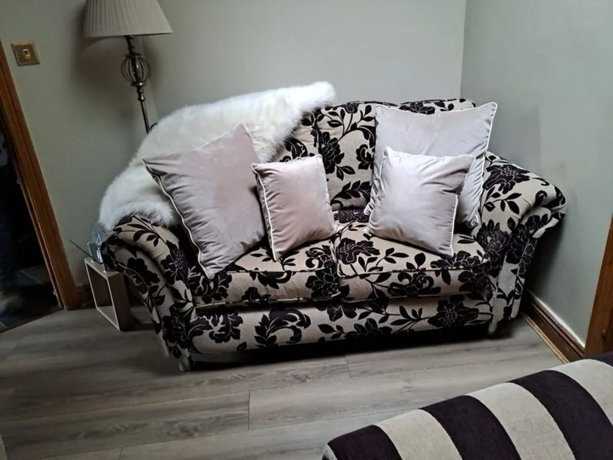 2 Seater sofa and 2 arm chairs - Image 4