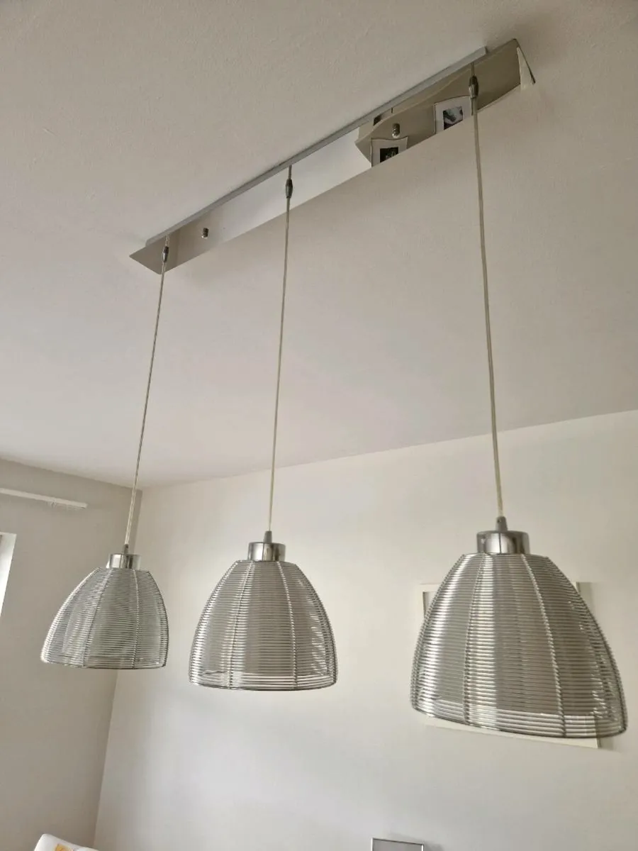 2 x 3 pendant lights - Image 1