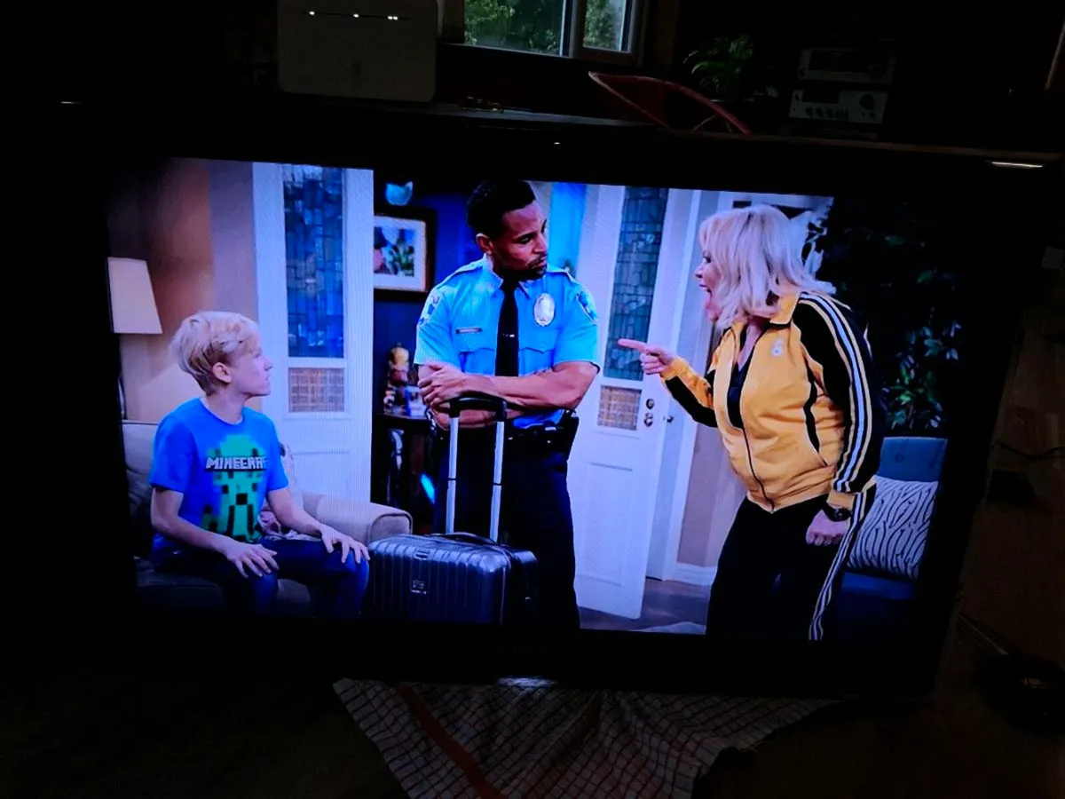 40" SAMSUNG TV - Image 1