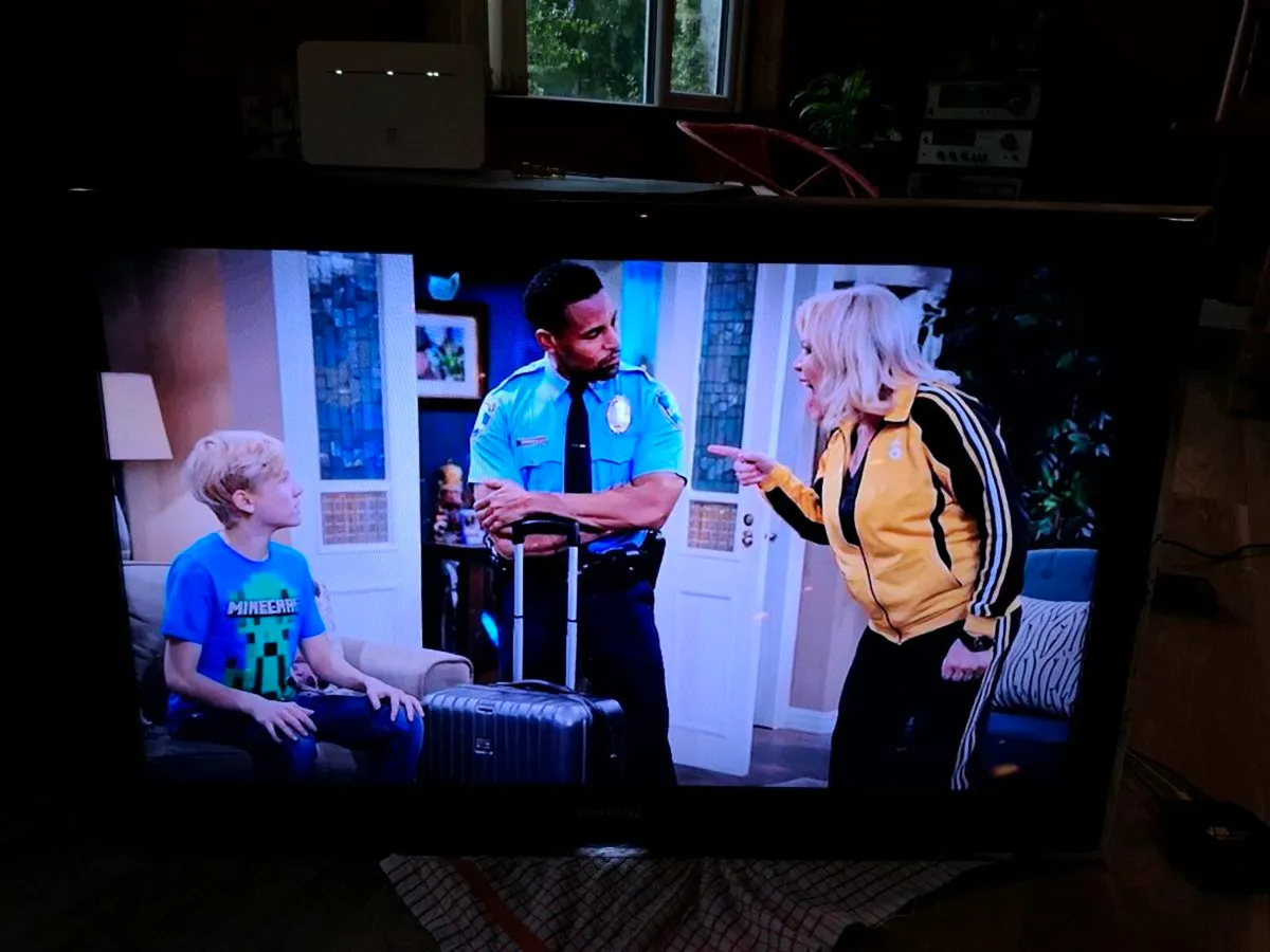 40" SAMSUNG TV - Image 2