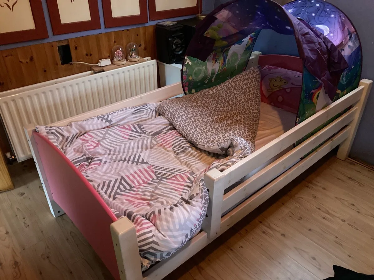Young girls bed - Image 1