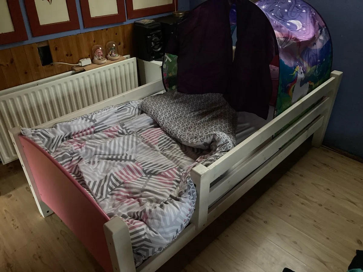 Young girls bed - Image 3