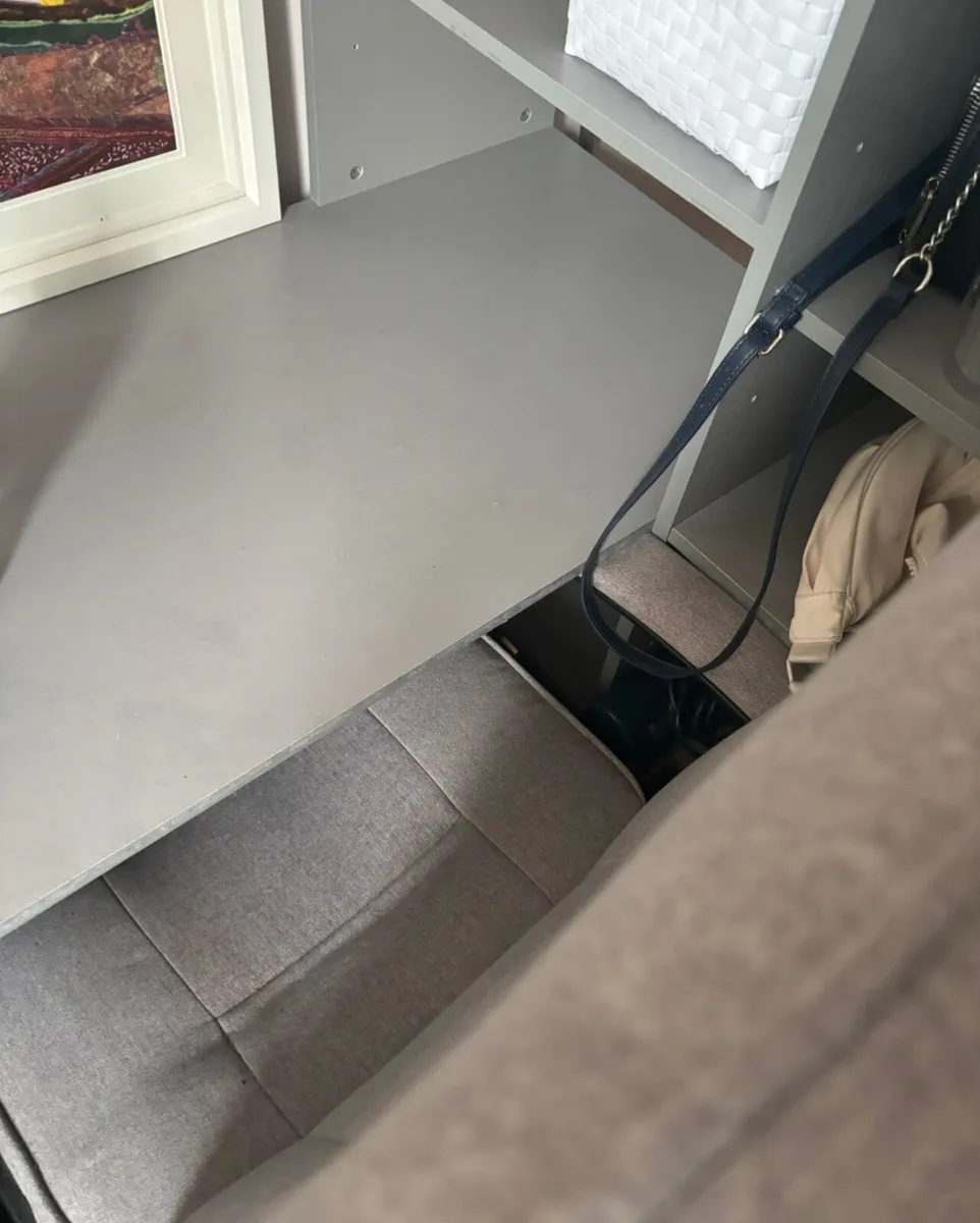 Desk and desk chair - Image 1