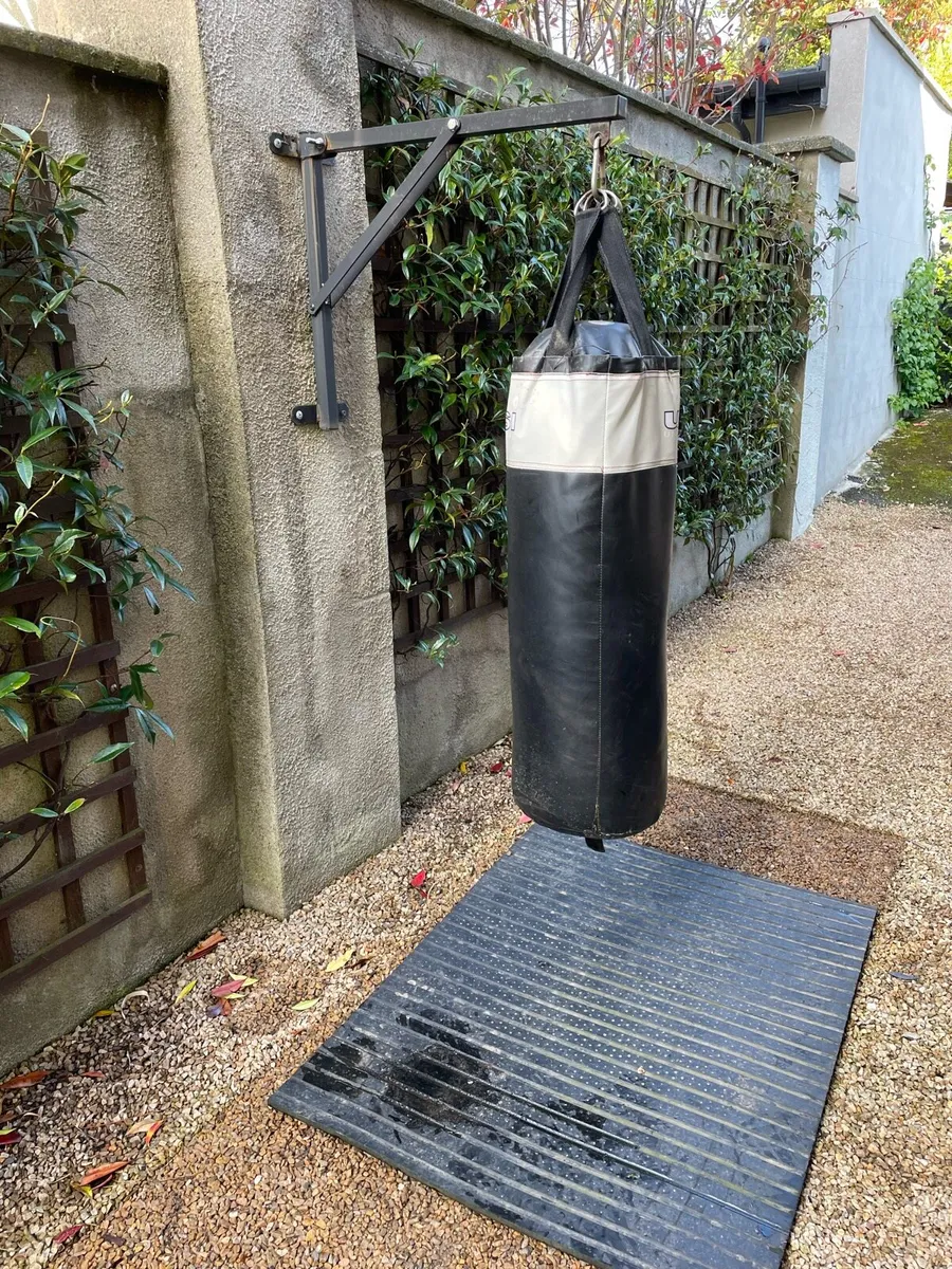 Kick bag with wall bracket