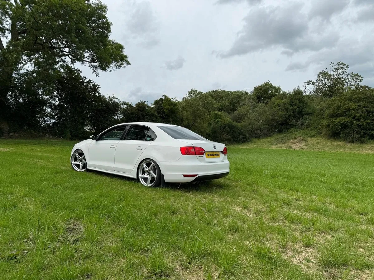 Volkswagen Jetta 2012 - Image 2