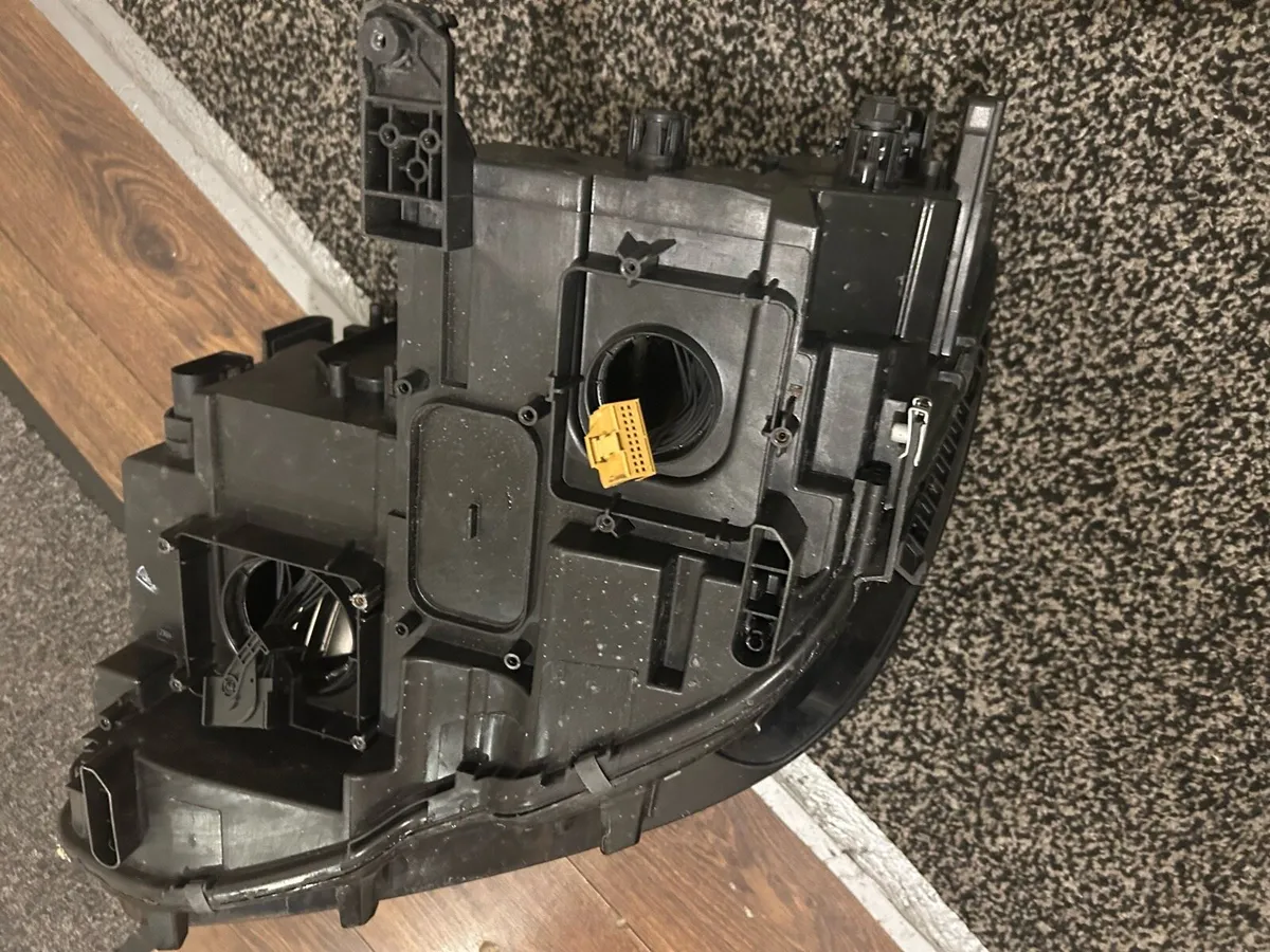 Volkswagen Tiguan Headlight Right side - Image 3