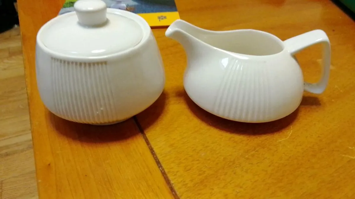 Small milk jug and lidded sugar bowl - Image 1