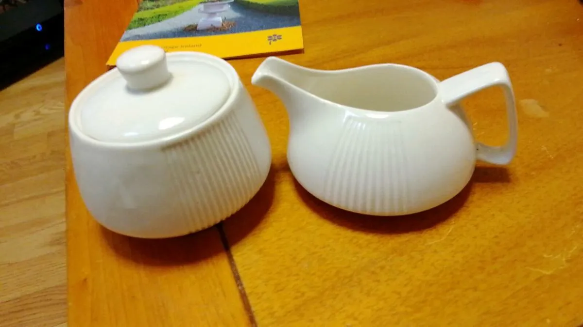 Small milk jug and lidded sugar bowl - Image 2