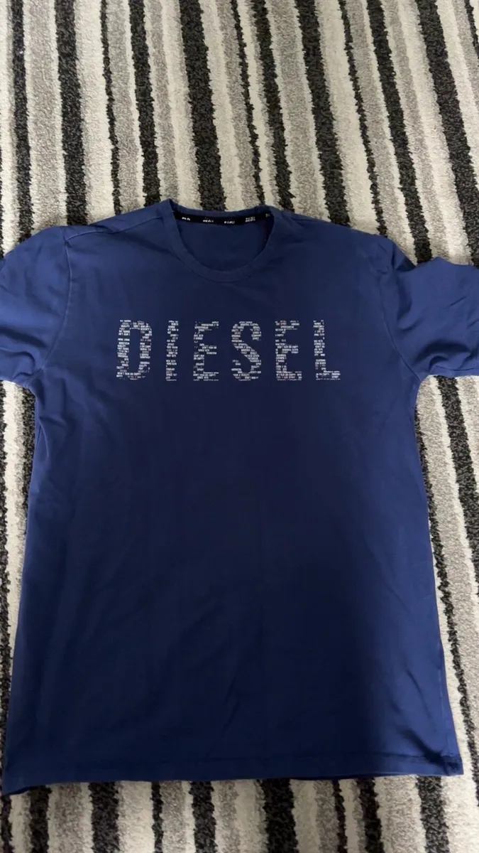 T-Shirts Size S & M - Image 3