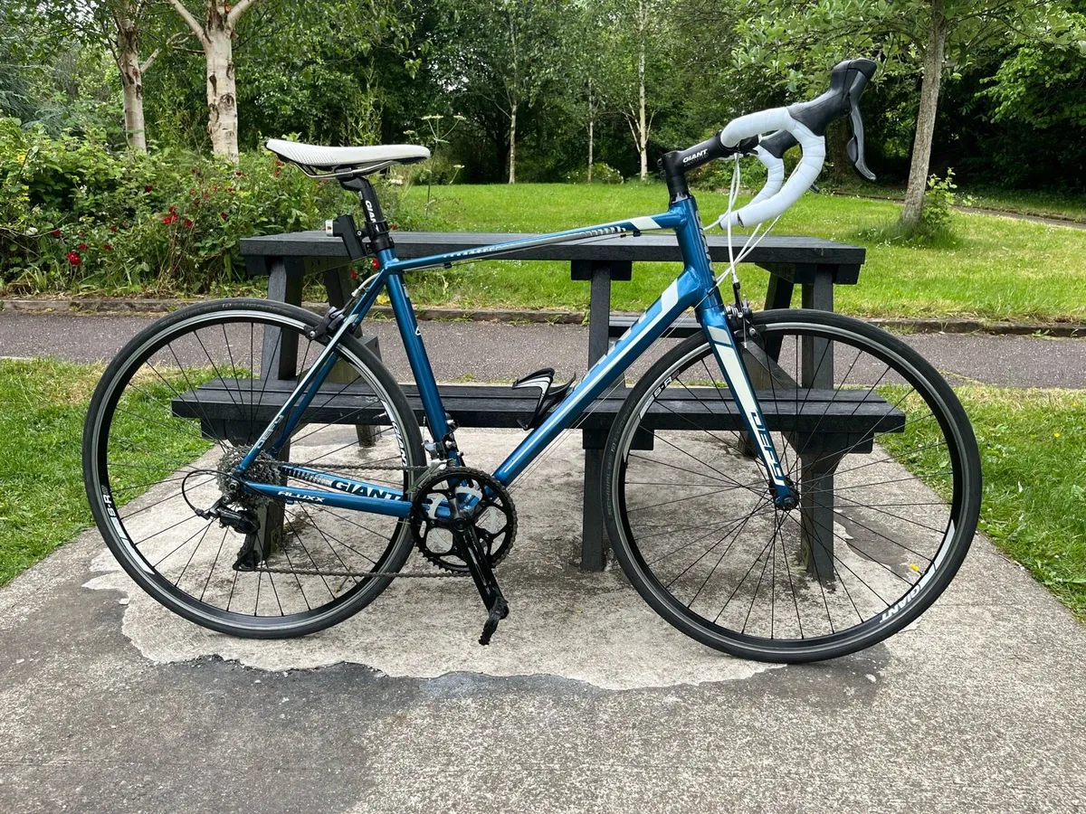 Giant Defy 4 Aluxx, Road bike. - Image 1
