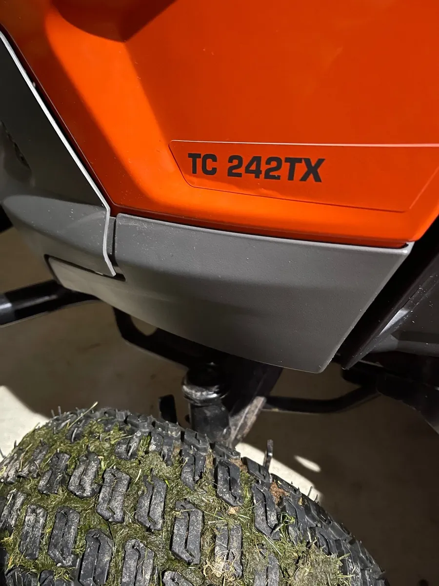 Husqvarna TC242TX. Lawn tractor - Image 3