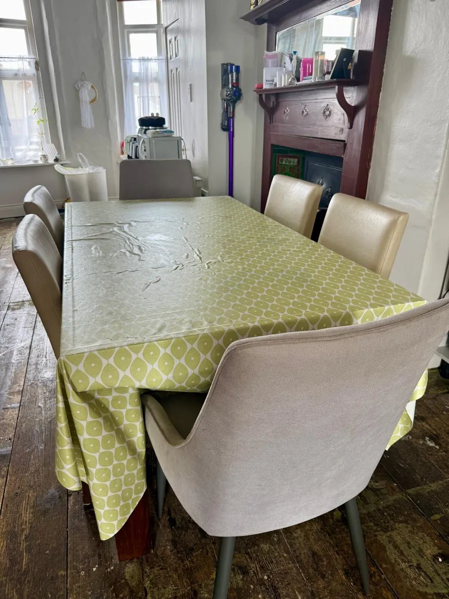 Dining table and 6 chairs - Image 1