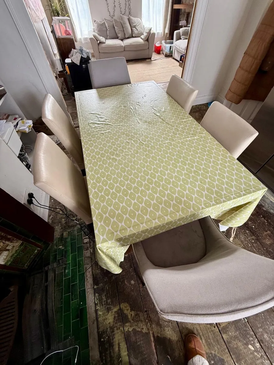 Dining table and 6 chairs - Image 3