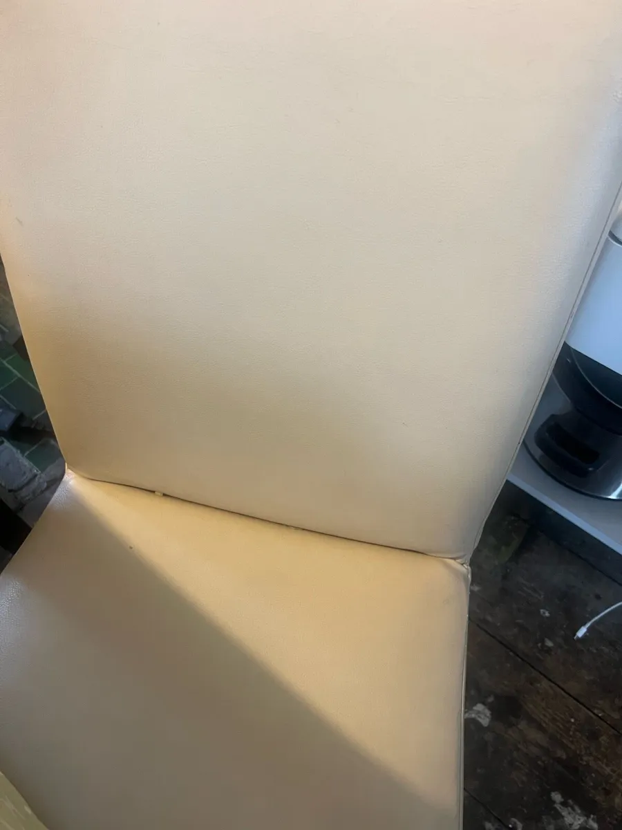 Dining table and 6 chairs - Image 4