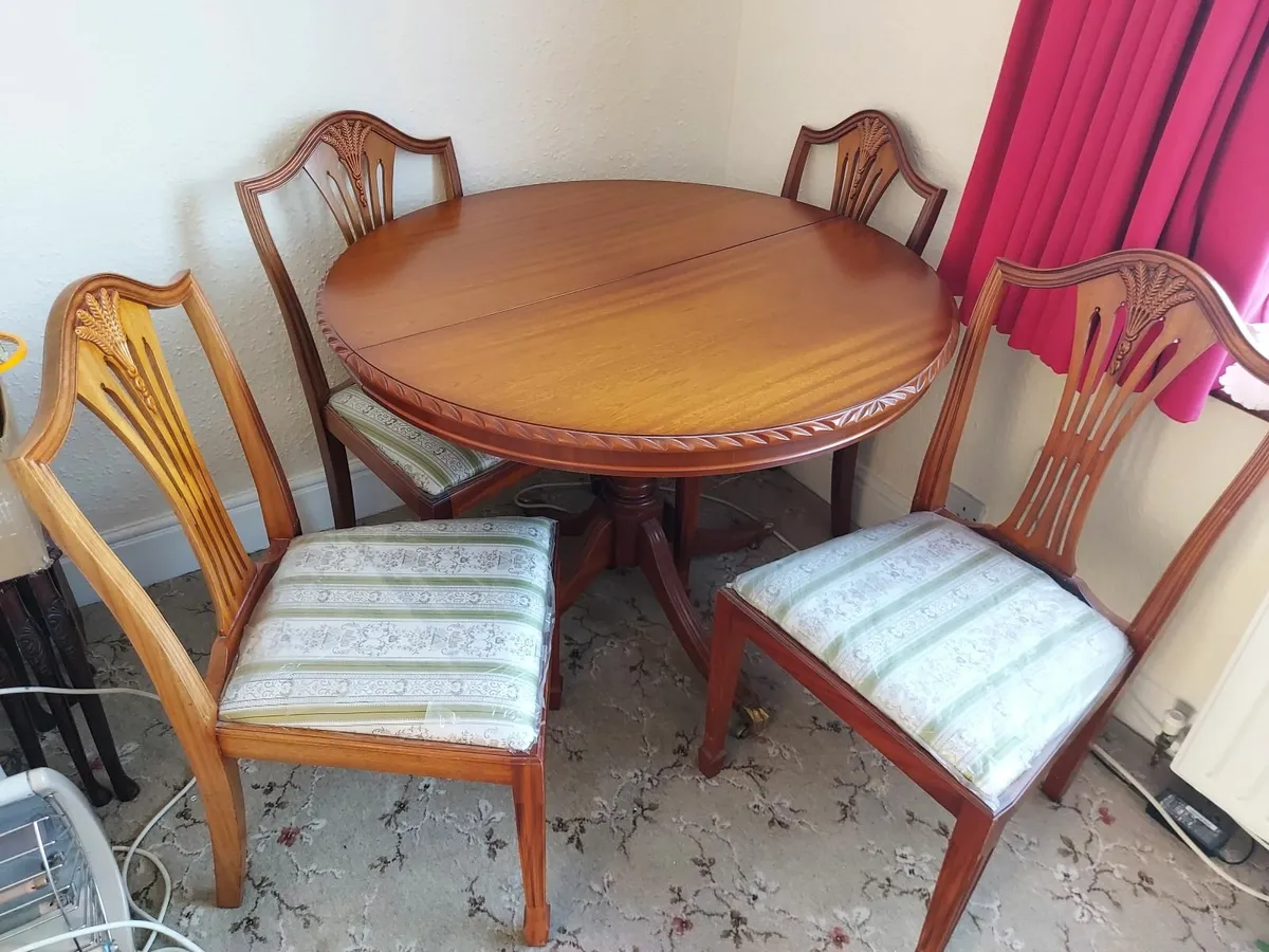 Round table and 4 chairs - Image 1