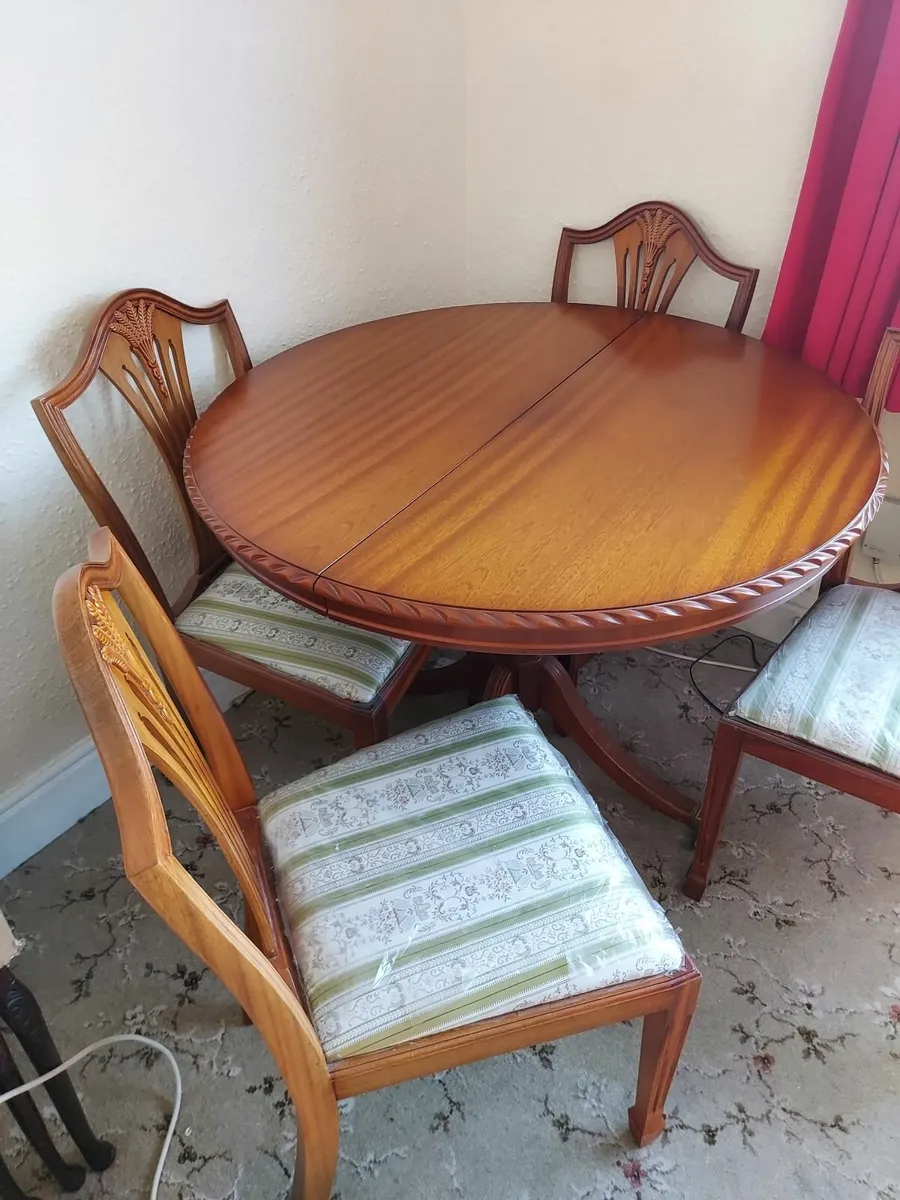 Round table and 4 chairs - Image 2