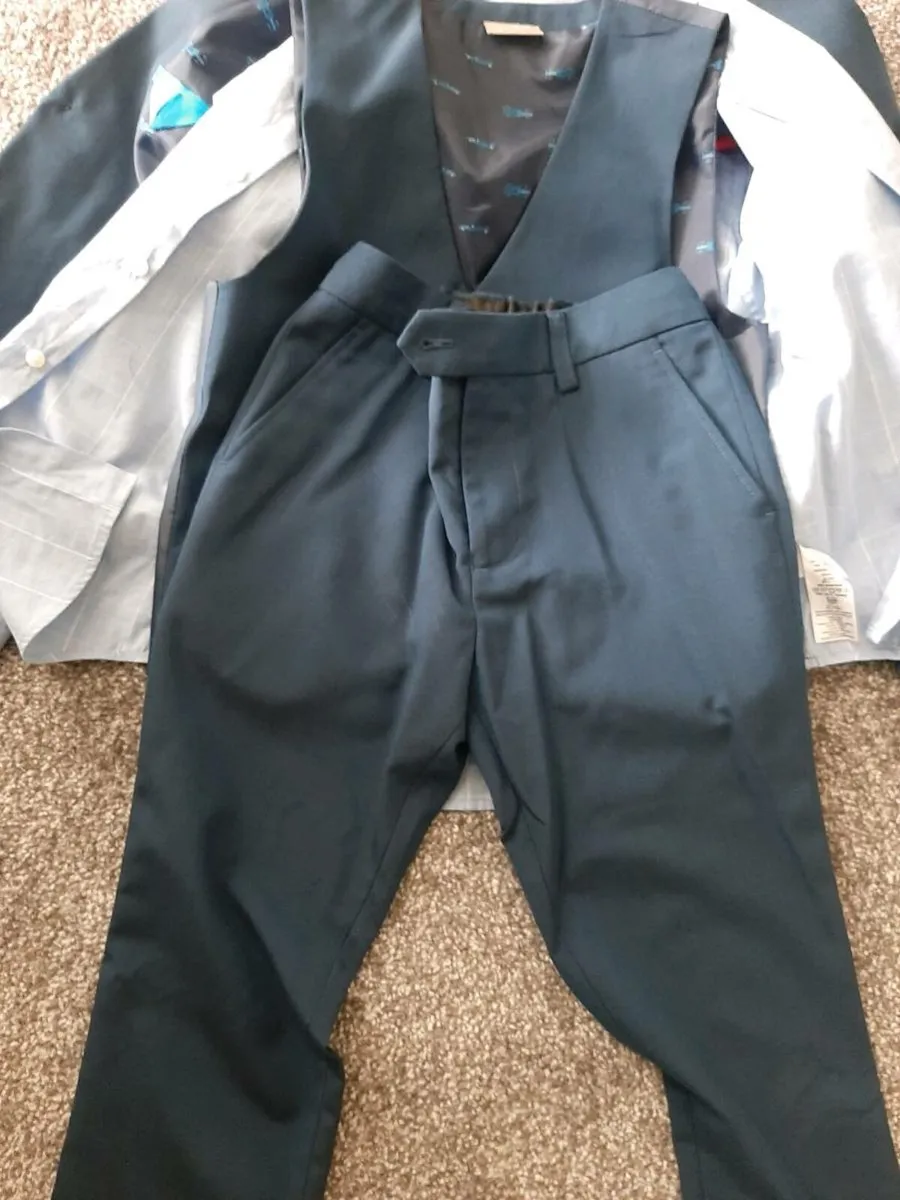 Suits - Image 4