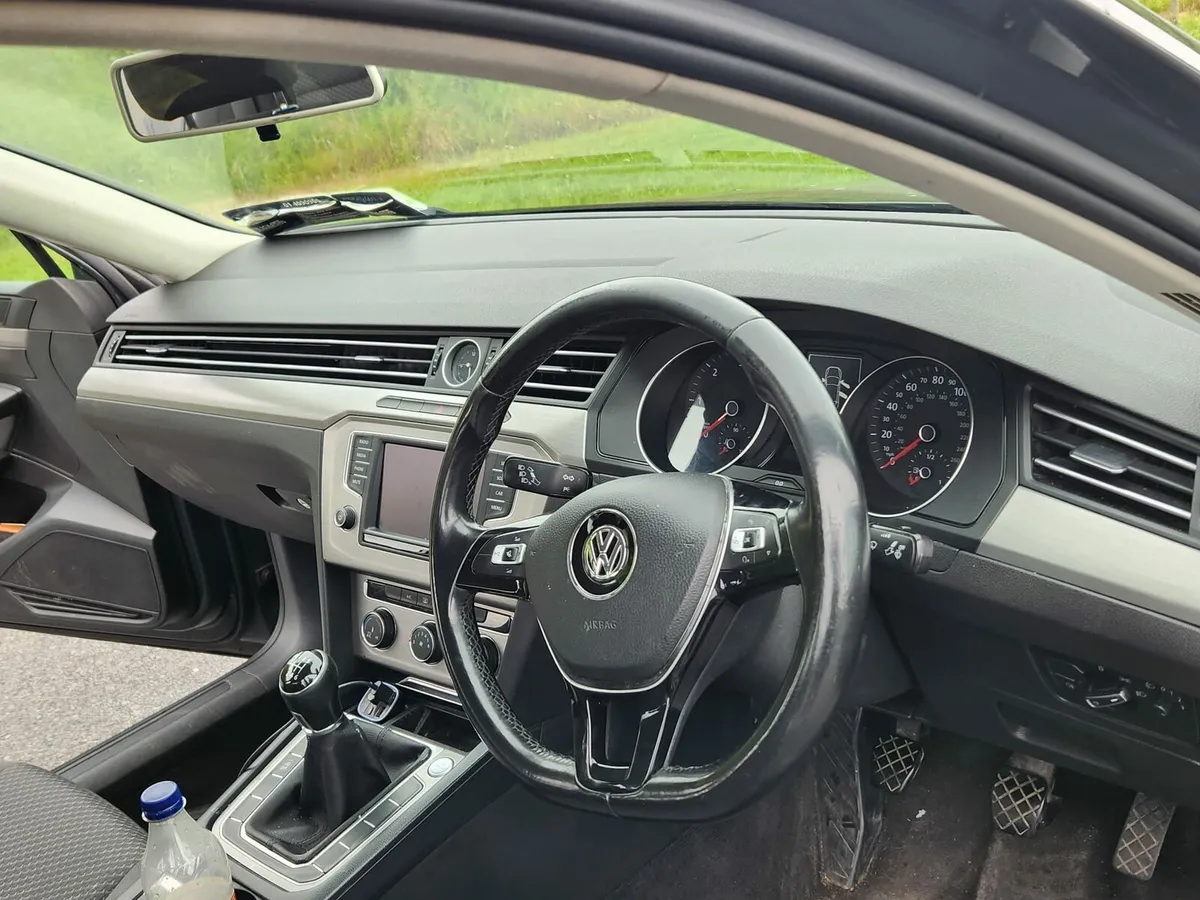 Volkswagen Passat 2015 - Image 2