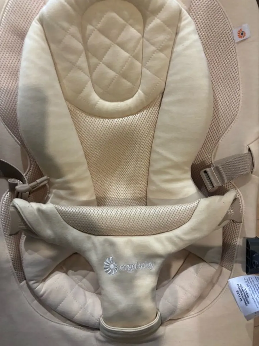 ergo baby bouncer with newborn insert and toy bar - Image 2