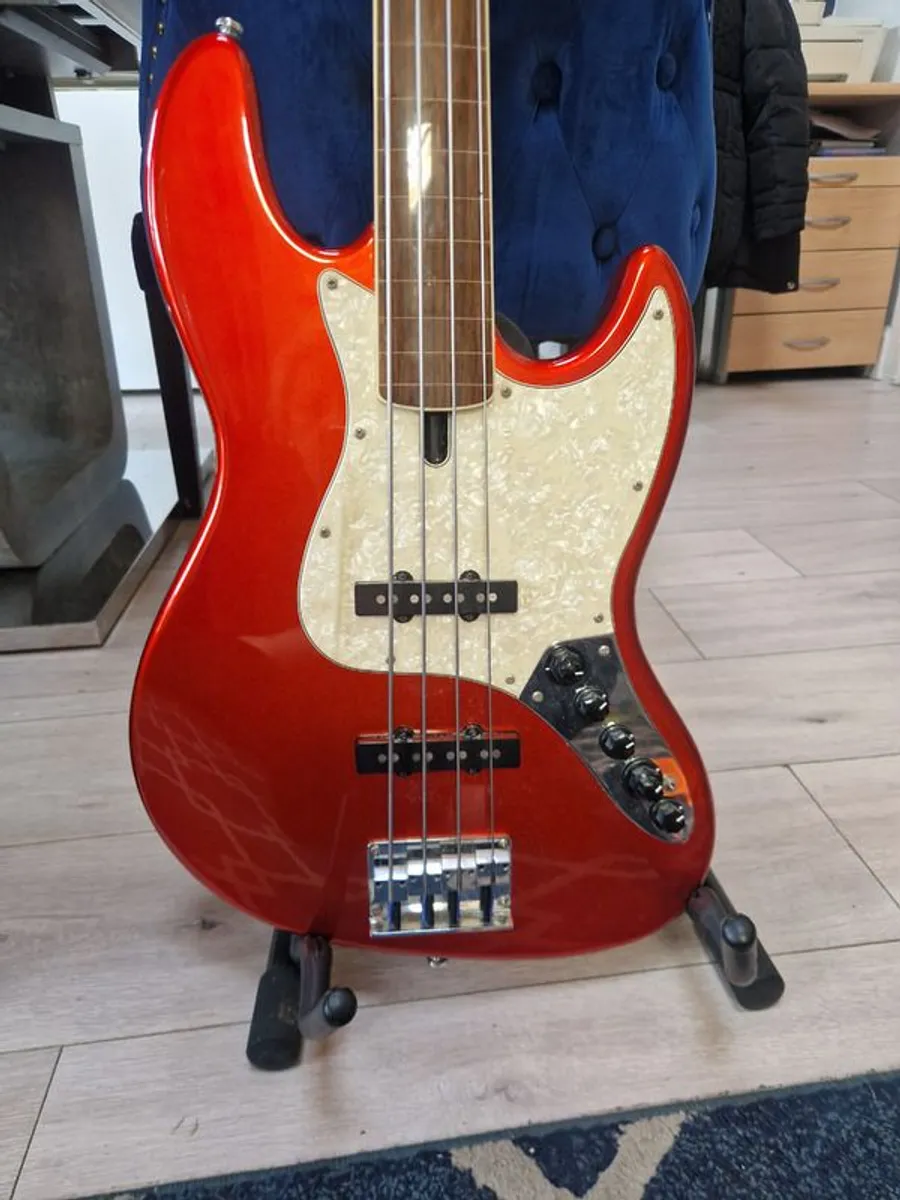 Guiter - Image 1