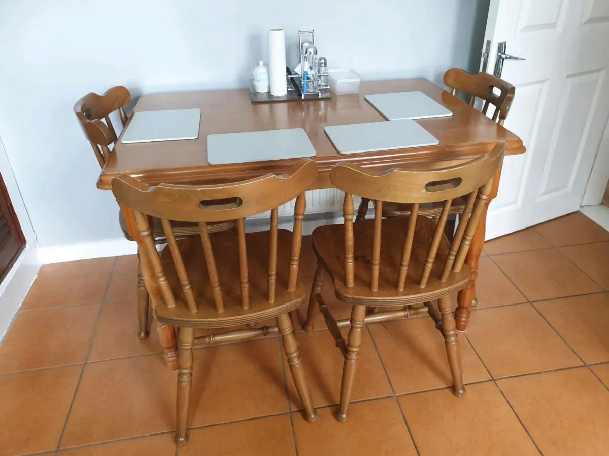 Kitchen table and chairs - Image 1