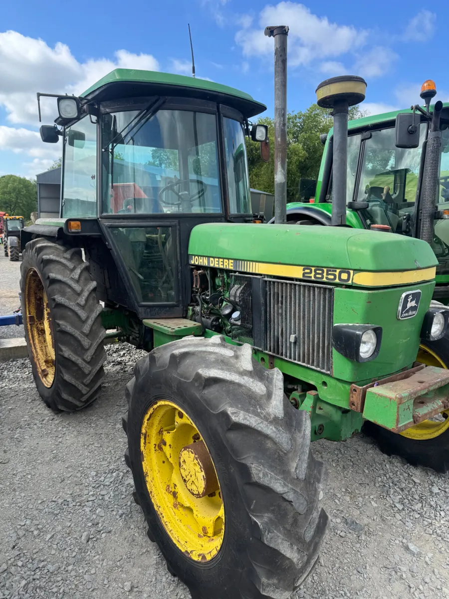 John Deere  2850 - Image 1