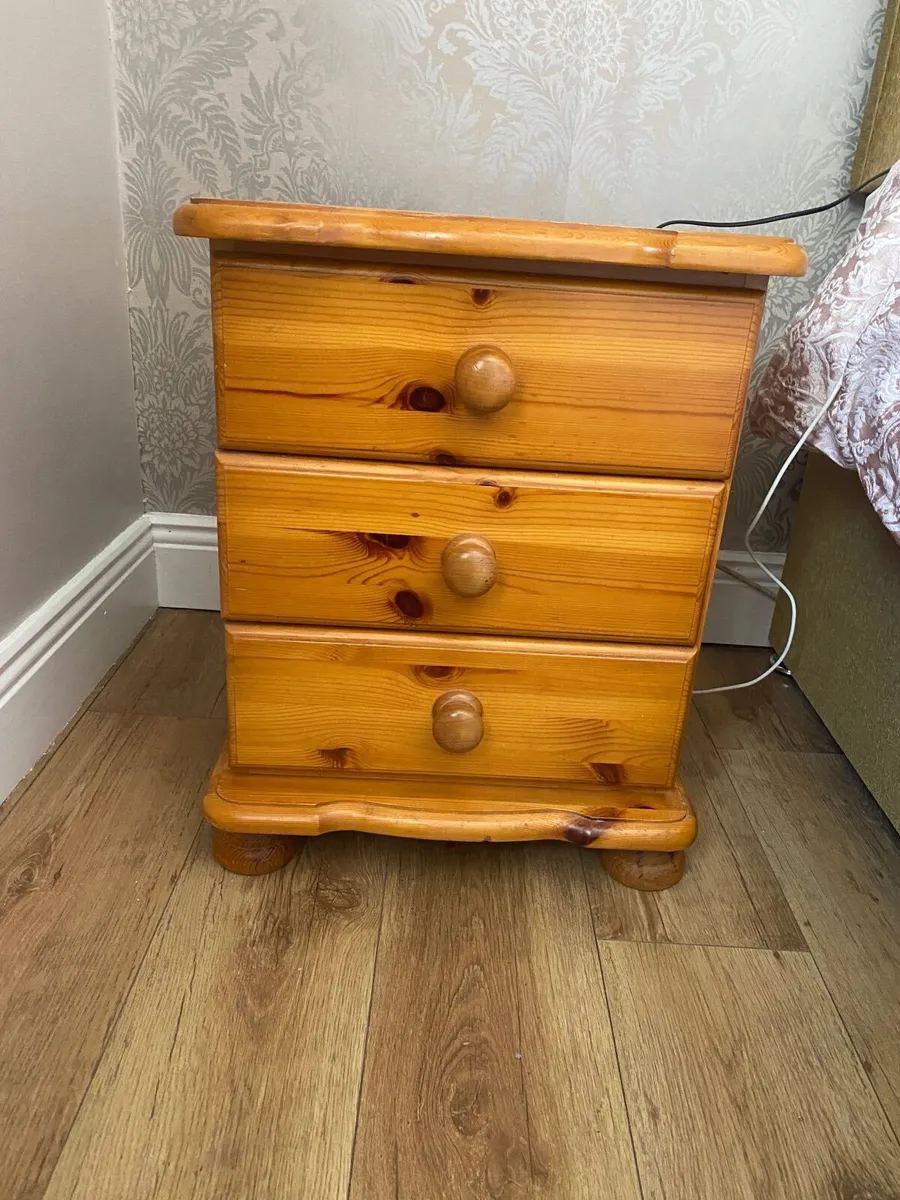Bedside lockers
