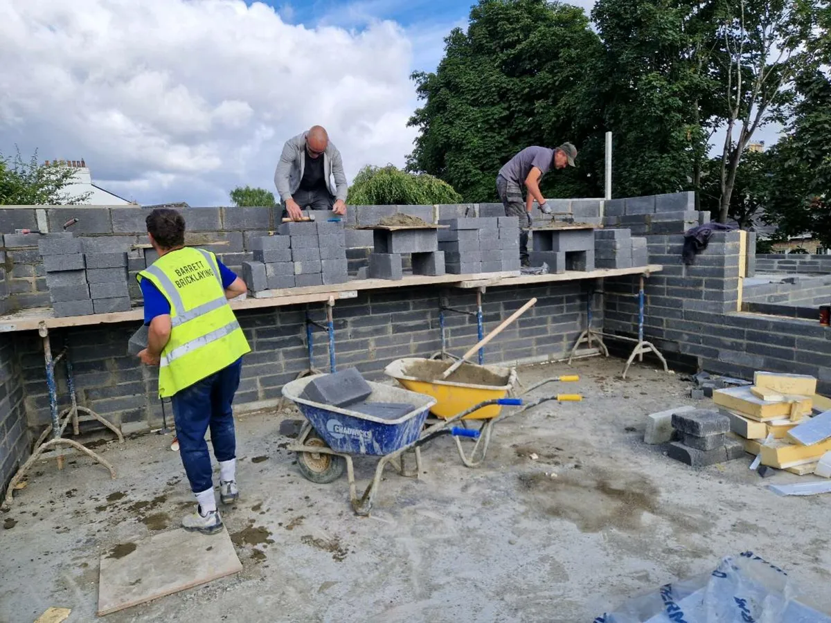 Bricklaying contractor available - Image 4