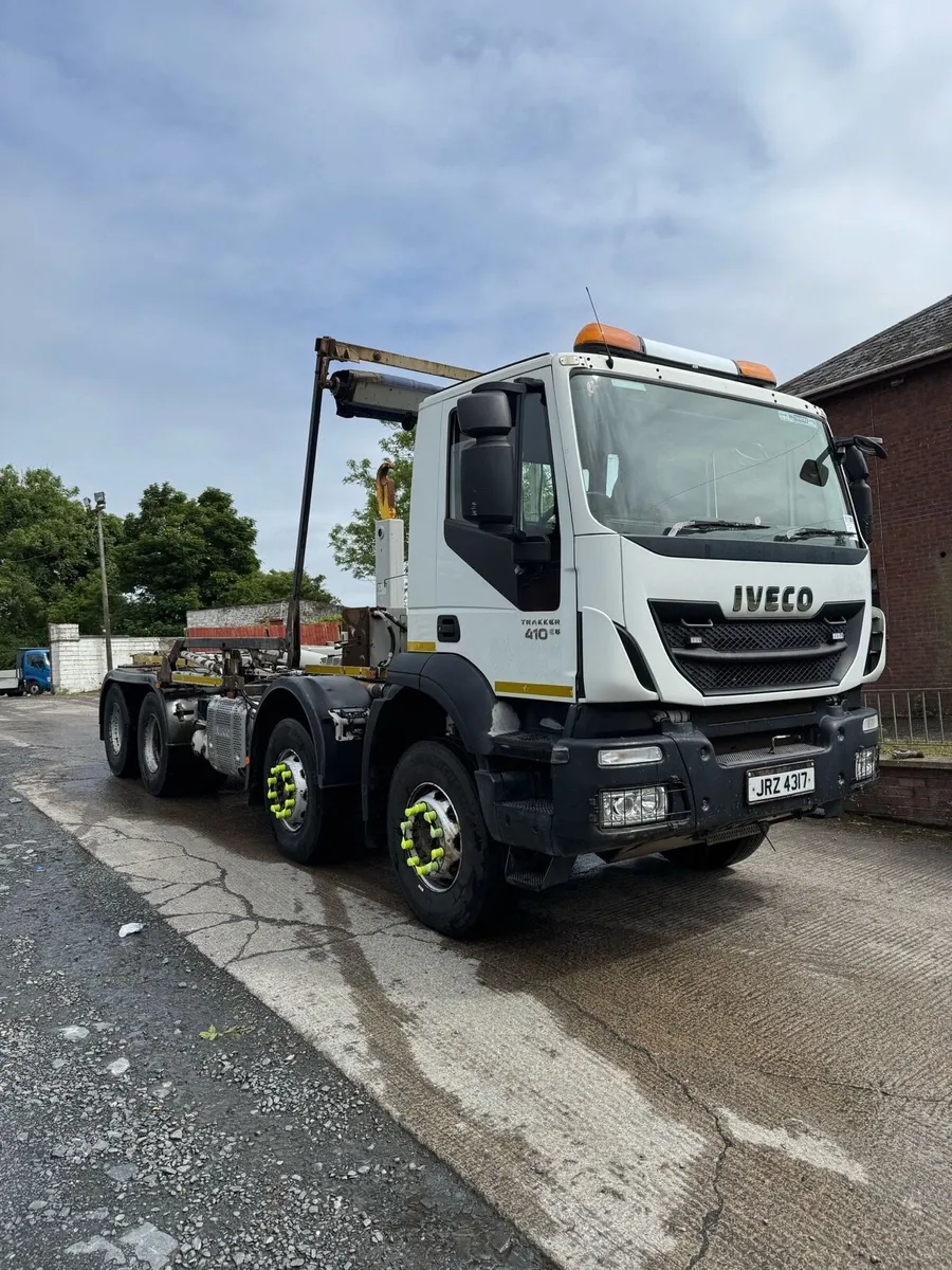 2015 Iveco Trakker 410 E6 8x4 Hook loader - Image 1