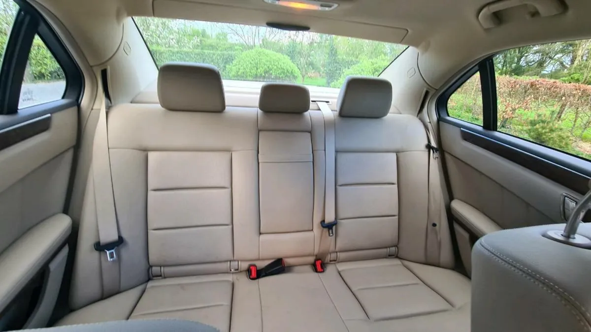 2011 Mercedes E200 cdi Blue Efficency - Image 4