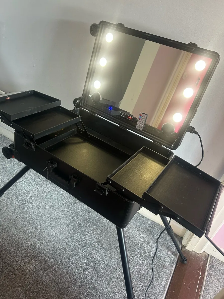 Professional make up station - Image 1