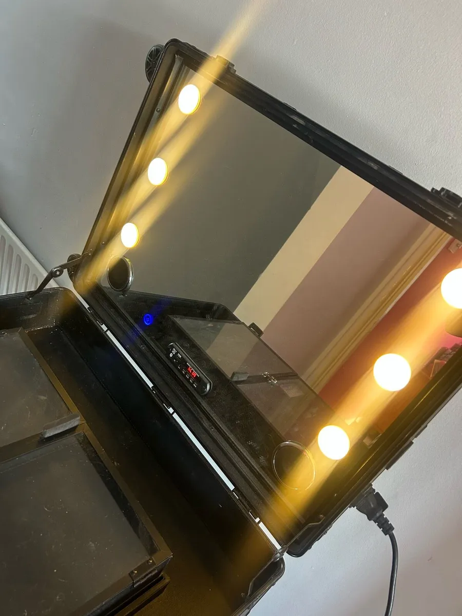 Professional make up station - Image 3