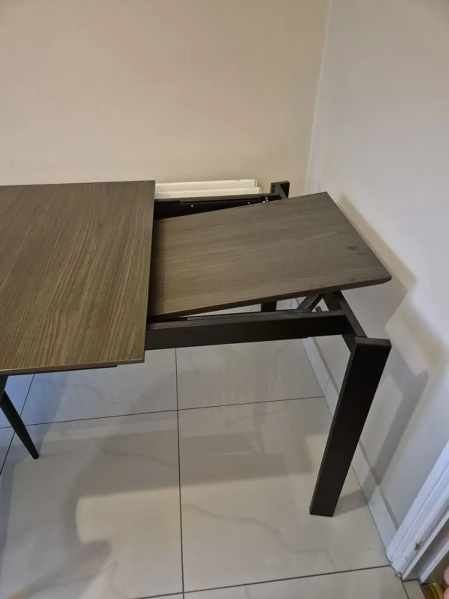 Table 6/8 seater - Image 1